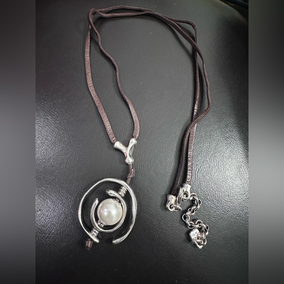 UNOde50 necklace with leather and pearl - Picture 3 of 4